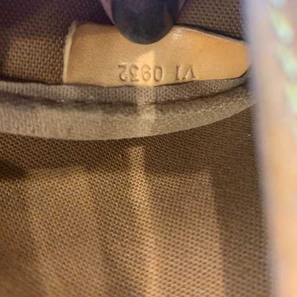 Authentic Louis Vuitton Saumar - Picture 7 of 8